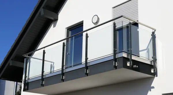 Nowoczesna obróbka czoła balkonu z balustradą ze szkła i stali nierdzewnej.