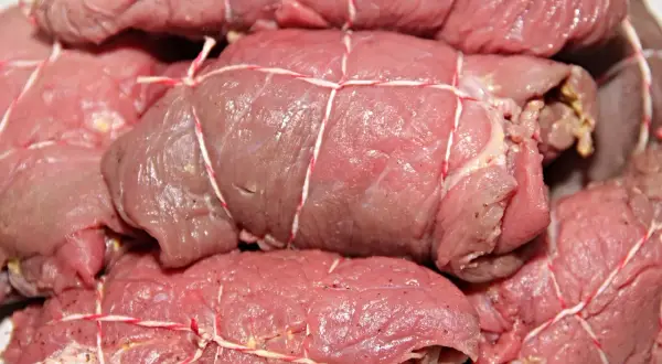 Rohe Rinderrouladen, bereit zum Kochen. Man muss Rinderrouladen nicht waschen, sie sind bereits vorbereitet.