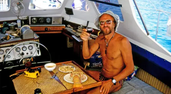 Gangerl Clemens genießt ein Glas Wein und Hummer an Bord seines Bootes.