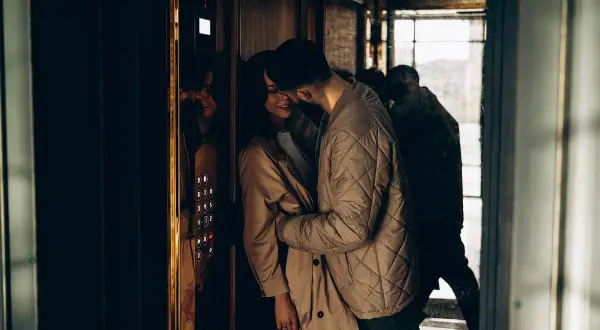 Para w windzie, blisko siebie, w intymnym uścisku. Czy to początek romansu, czy może sex z przypadku?
