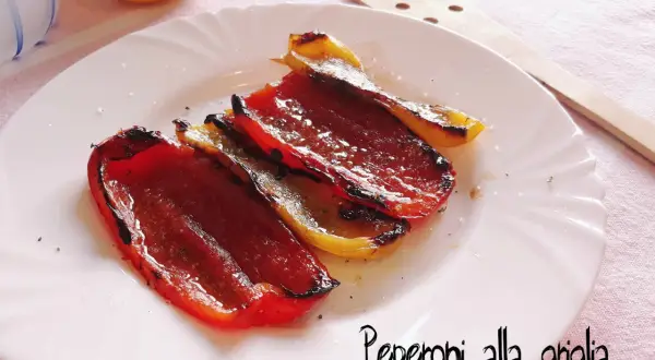 Peperoni alla griglia succosi e caramellati, pronti per essere gustati.