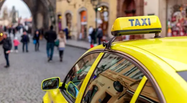 Ile kosztuje taksówka z lotniska w Pradze do centrum? Ceny i porady, które musisz znać