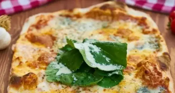 Kiedy powstała pizza? Poznaj zaskakującą historię tego dania