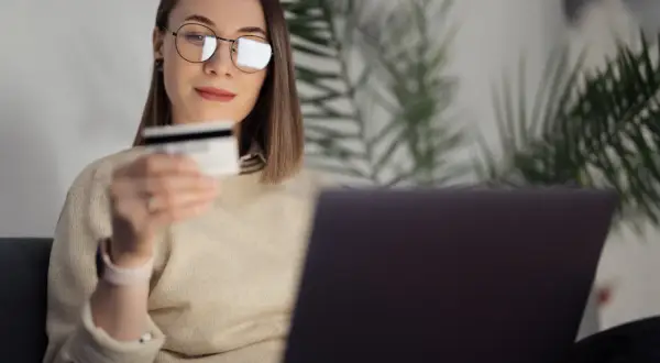 Zarządzanie pieniędzmi w Internecie: inteligentne strategie finansowe na miarę ery cyfrowej
