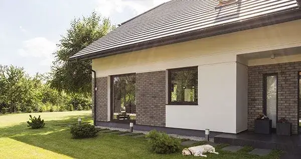Szare okna jaka elewacja - idealne połączenia kolorystyczne i materiały