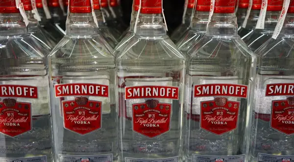 Rzędy butelek Smirnoff. Pytanie: czy wódka ma termin ważności? Odpowiedź: nie, jeśli jest prawidłowo przechowywana.