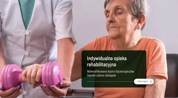 Rehabilitacja w domu seniora Poddębina. Fizjoterapeuta pomaga starszej osobie ćwiczyć z hantlami.