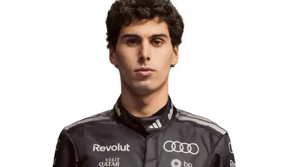 Retrato de Gabriel Bortoleto con traje de piloto negro, luciendo los logotipos de Audi, Revolut y BP.