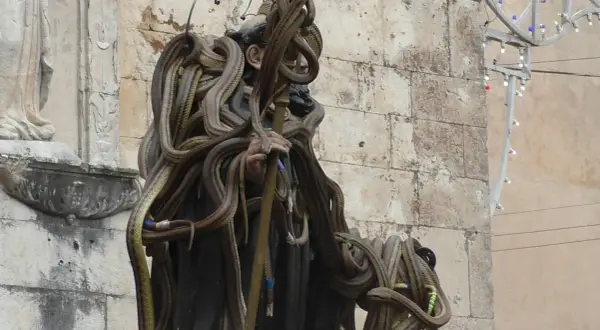 Statua ricoperta di serpenti, evocando la dea Angizia.