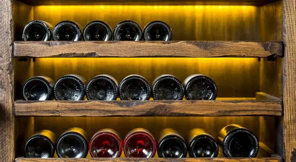 W jakiej temperaturze przechowywać wino, aby uniknąć jego zepsucia?