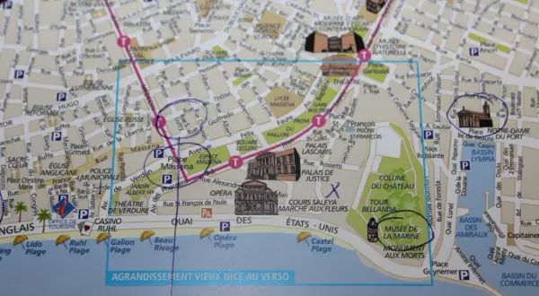 Mapa Nicei z zaznaczonymi atrakcjami: Place Masséna, Muzeum Sztuki Nowoczesnej i Współczesnej, Stary Port.
