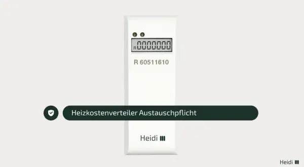 Heizkostenverteiler mit Display und Seriennummer. Ein grüner Haken und Text weisen auf die Heizkostenverteiler Austauschpflicht hin.