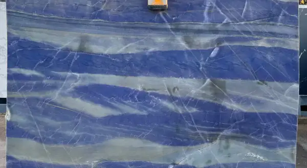 Płyta z kwarcytu Azul Macaubas o intensywnym niebieskim kolorze i szarymi żyłkami, przypominająca fale oceanu.
