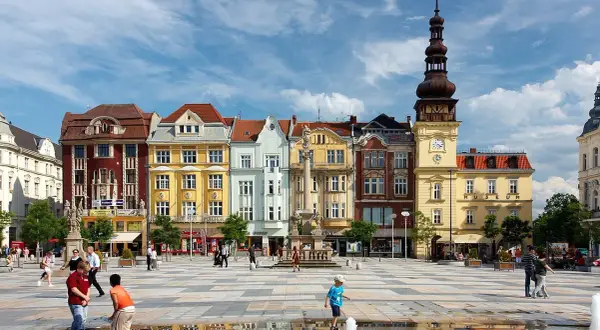 Kolorowy rynek w Ostrawie z fontannami, gdzie dzieci się bawią, to świetne ostrawa atrakcje dla dzieci.
