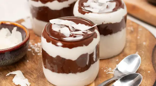 Schokoladen-Kokos-Traum: Ein köstliches Dessert im Glas mit cremiger Schicht und Kokosflocken.