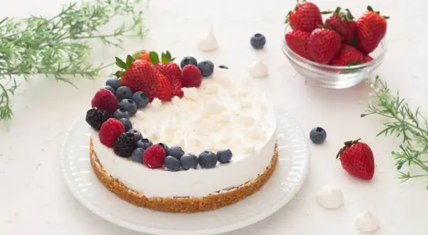 Deliziosa torta festa della mamma con frutti di bosco freschi e meringhe, perfetta per celebrare.