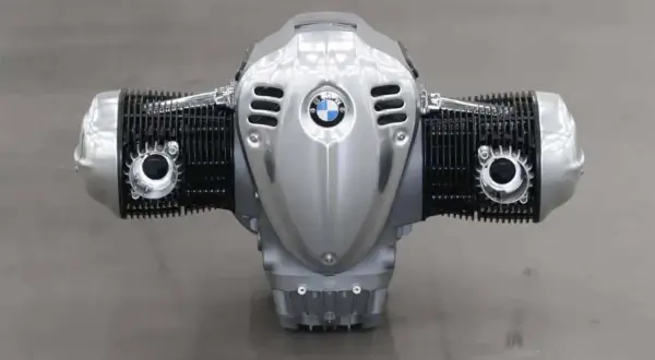 Motor boxer BMW plateado con aletas de refrigeración negras y el logo de BMW en el centro.