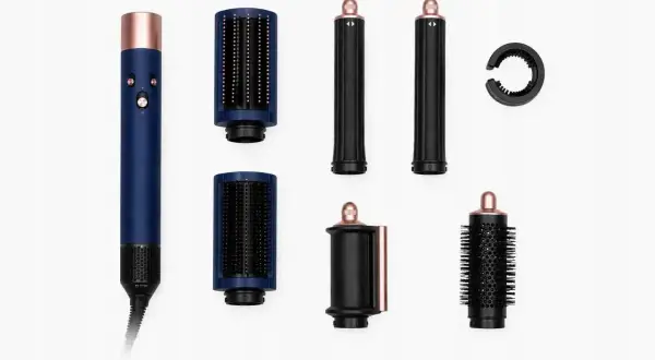 Niebieski styler do włosów Dyson z akcesoriami: szczotki, lokówki i okrągła końcówka.