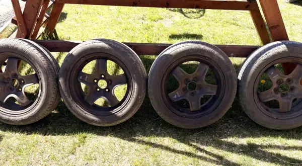 Cztery felgi z oponami do Opla Zafiry B. Rozmiar opon 205/55R16.