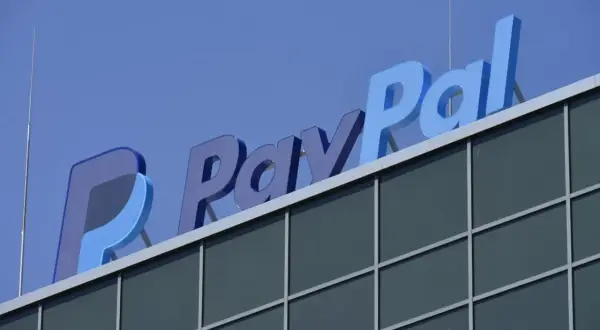 Logo PayPal na budynku. Dowiedz się, jak działa PayPal, aby łatwo płacić online.