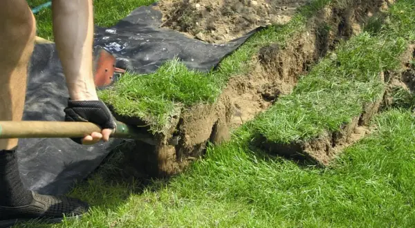Kopanie rowu pod kabel ziemny. Czy kabel ziemny musi być w peszlu? To pytanie, na które odpowiedź zależy od wielu czynników.
