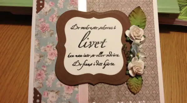 Ett kort med blommor och texten "De vackraste sakerna i livet han man inte se eller vidröra. De finns i ditt hjärta." samt "Ann-Kristin". Perfekt för en avtackning pension.