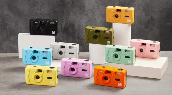 Kolekcja kolorowych aparatów Kodak M35: czarny, żółty, niebieski, biały, zielony, miętowy, różowy i pomarańczowy.