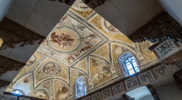 Prunkvolle Deckenmalereien im Neuburger Schloss zeigen mythologische Szenen und Putten.