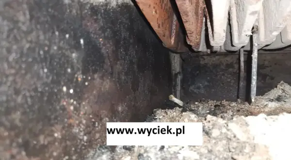 Widok wnętrza pieca CO z widocznymi śladami sadzy i popiołu. Czy można zakleić cieknący piec CO?