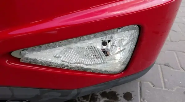 Uszkodzona lampa przeciwmgielna Honda Civic VIII przód, wymaga wymiany żarówki.