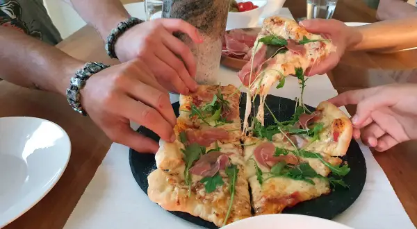 Jak zrobić idealną pizzę w domu? Sprawdzone triki i przepisy