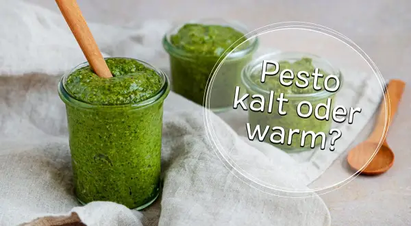 Frisches Pesto in Gläsern, mit einem Holzstäbchen. Die Frage: muss man Pesto warm machen?