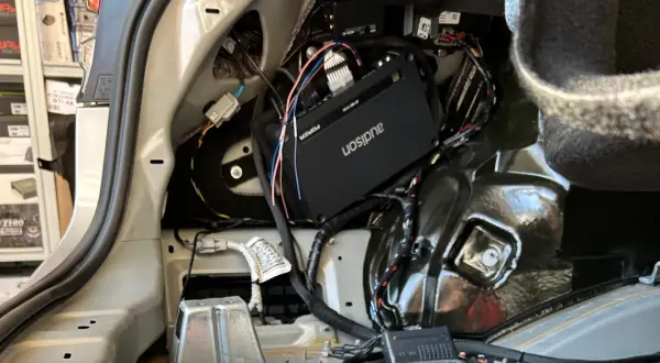 Amplificatore Audison installato nel bagagliaio, un piccolo passo verso la protezione delle aree marine protette, riducendo l'inquinamento acustico.