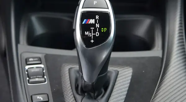 Dźwignia zmiany biegów BMW M z oznaczeniami automatyczna skrzynia biegów: P, R, N, D, M/S.
