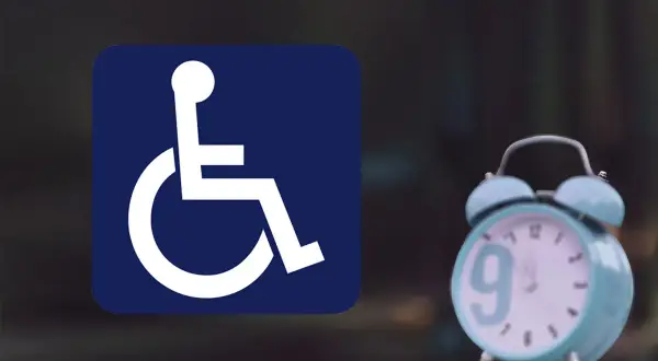 Rollstuhl-Symbol neben Wecker. Wann in Rente Jahrgang 1962 mit 50 Schwerbehinderung?