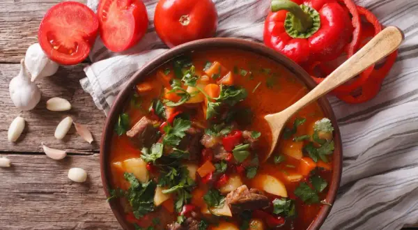 Zupa gulaszowa: Kluczowe przyprawy i sekrety perfekcyjnego smaku
