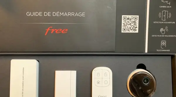 Kit de sécurité Freebox Delta : caméra Wi-Fi, détecteurs et télécommande.