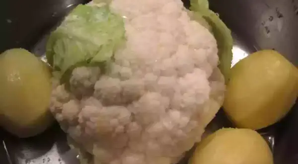 Coliflor y patatas en un bol, ingredientes para deliciosas recetas con coliflor y huevo.