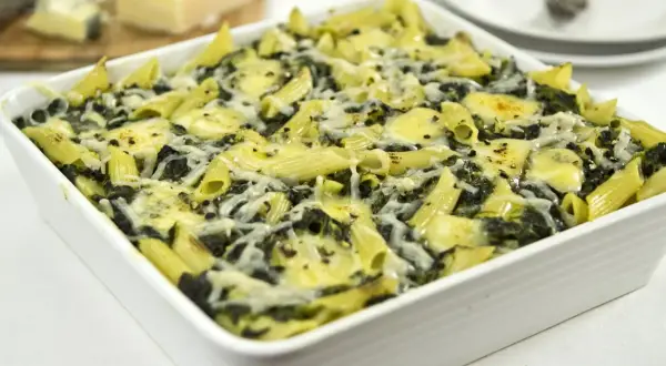 Pyszna zapiekanka ze szpinakiem i makaronem penne, zapieczona pod ciągnącym się serem. Idealna na szybki obiad.