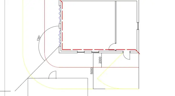 Planritning med brandtekniska byggnadsklasser. Visar rum, dörrar, fönster, avstånd och vinklar för brandskydd.