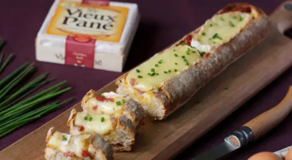 Un pain garni de fromage fondant et de lardons, parfait pour un apéro dinatoire.