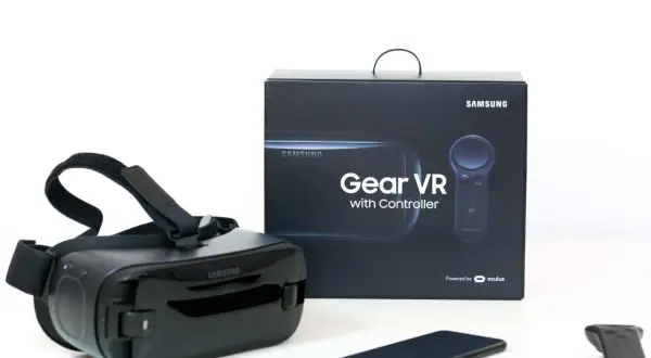 Zestaw Samsung Gear VR z kontrolerem i telefonem. Sprawdź, jakie telefony Samsung współpracują z tym gogle VR.