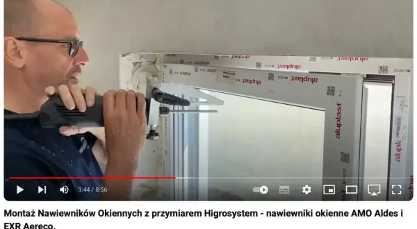 Montaż nawiewników okiennych z użyciem przyrządu Higrosystem. Widać montaż nawiewników w oknach.