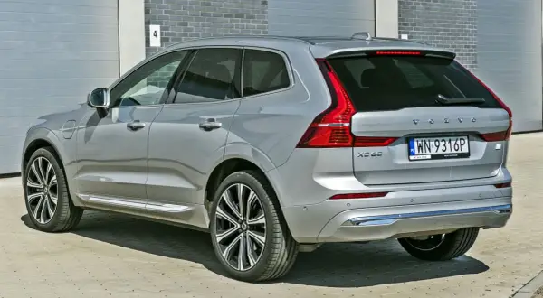 Srebrne Volvo XC60 Recharge z charakterystycznymi światłami LED. Sprawdź aktualną volvo xc60 cena i wybierz swój wymarzony SUV.
