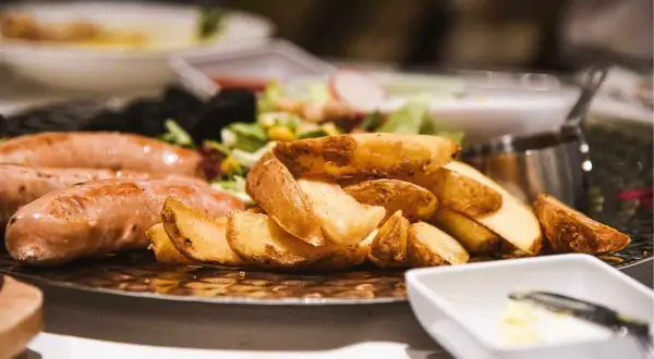 Gdzie zjeść w Sobótce? Odkryj najlepsze restauracje i kawiarnie