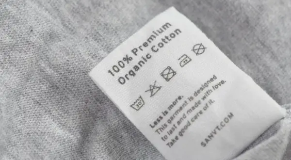 Pflegeetikett für T-Shirts aus Bio-Baumwolle: Waschen bei 30 Grad, nicht bleichen, nicht im Trockner trocknen.