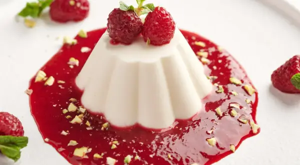Panna cotta z malinami i pistacjami. Idealny przepis na panna cotta, który zachwyci każdego.