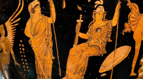 Vase grec antique en figures rouges représentant Héra assise, tenant une épée, et une autre figure debout tenant un sceptre.