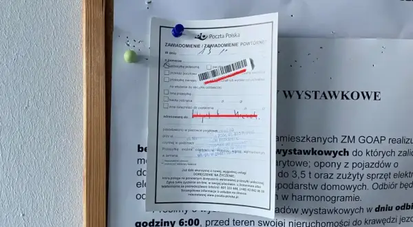 Awizo z sądu: zawiadomienie o powtórnym doręczeniu przesyłki poleconej, adresowanej do konkretnej osoby, z informacją o terminie odbioru.