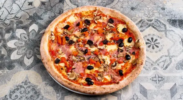 Domowa pizza jak z pizzerii? Odkryj sekrety smaku i chrupkości!